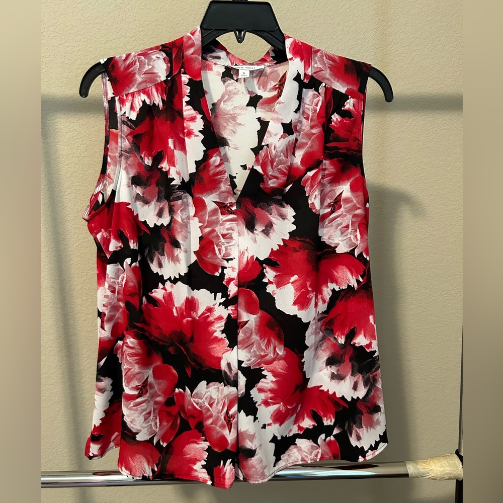 Pretty floral sleeveless blouse.